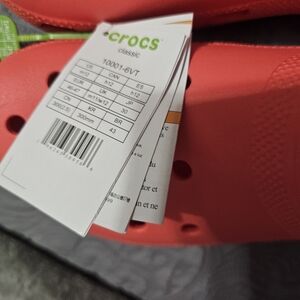 Crocs Classic Clog in Bright Red